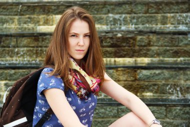 Sırt çantası ile kız.