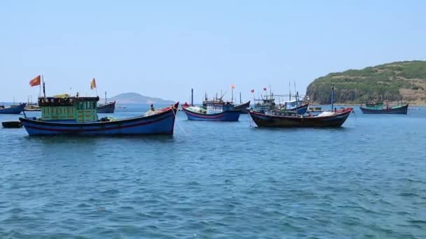 Halászó hajó az öbölben a part közelében — Stock videók