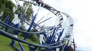 bir roller coaster binmek.