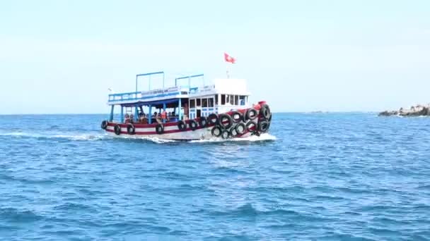 Barco navegando perto da ilha — Vídeo de Stock