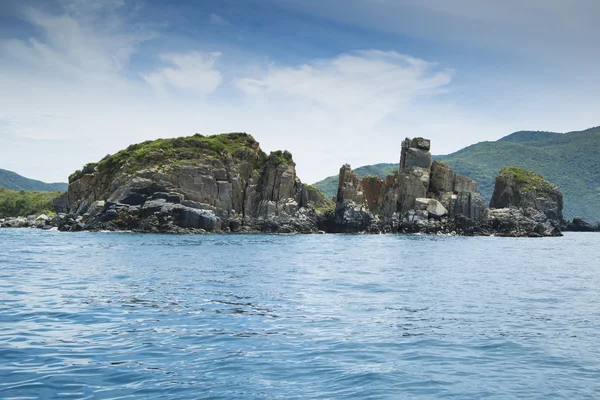 Isla con costa rocosa — Foto de Stock