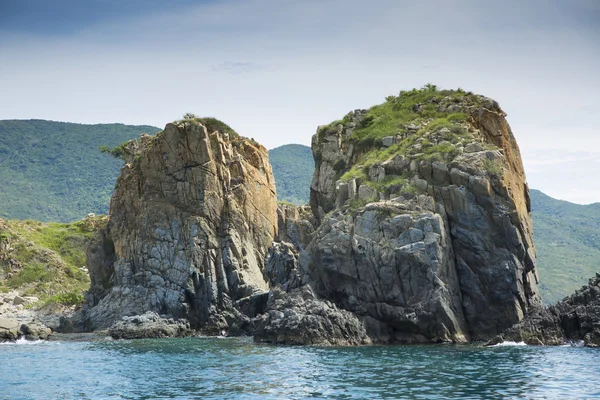 Rocas bañadas por el mar — Foto de Stock