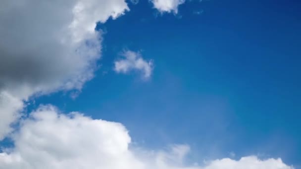 Nuages mouvants sur ciel bleu