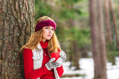 Genç kadın doğa içme çay veya kahve
