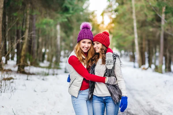 Dwie dziewczyny (przyjaciele) spacery w lesie, zimą — Zdjęcie stockowe