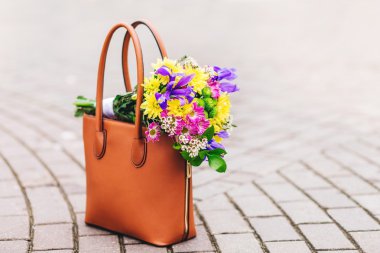 Bahar ve yaz çiçek çanta üzerinde yalan