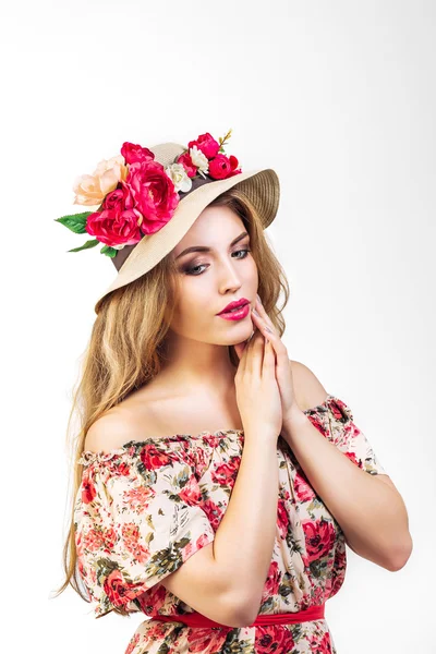 Красивая молодая женщина (девушка) в венке и шляпе с цветами — стоковое фото