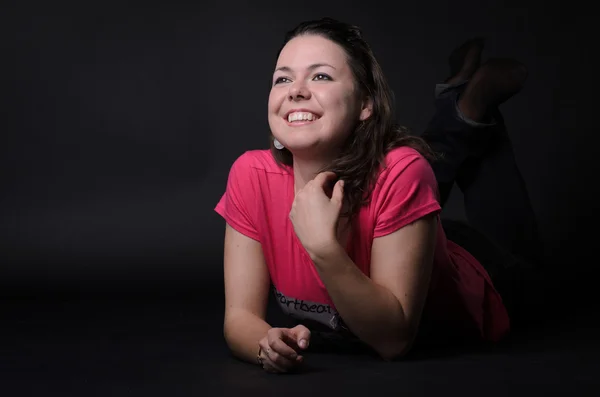 Retrato de chica en Studio sobre fondo negro —  Fotos de Stock