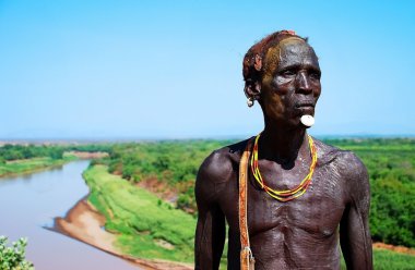 Nehir, omo Vadisi ile bir manzara içinde Etiyopya adam