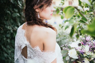 beautiflu genç gelin çiçekleri ile