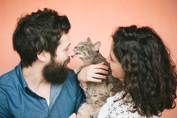 Glückliches junges Paar mit Katze — Stockfoto