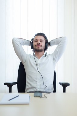 işadamı kulaklık ile müzik dinleyen rahat