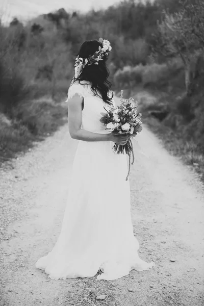 A bohemian menyasszony a természetben, a bouqu fekete-fehér portré — Stock Fotó
