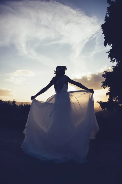 自然の中、夕暮れ時の花嫁 — ストック写真