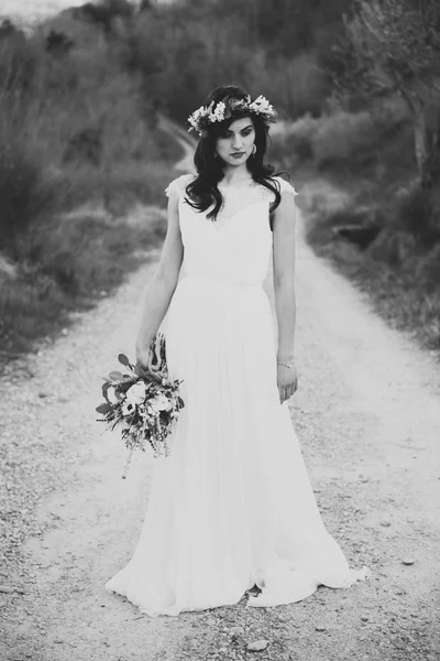 Black and white portrait of bohemian bride in nature, with bouqu — Stock Photo, Image