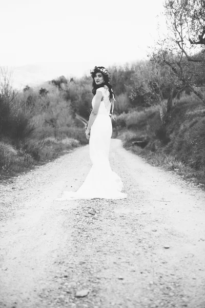 Portrait of bohemian bride in nature, with white dress and crown — Stock Photo, Image