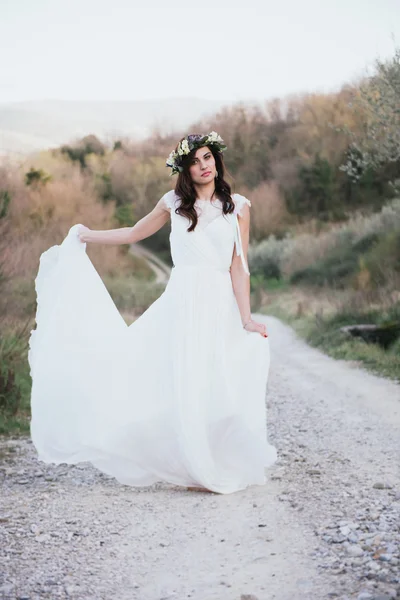 Portrait of bohemian bride in nature, with white dress and crown — Stock Photo, Image