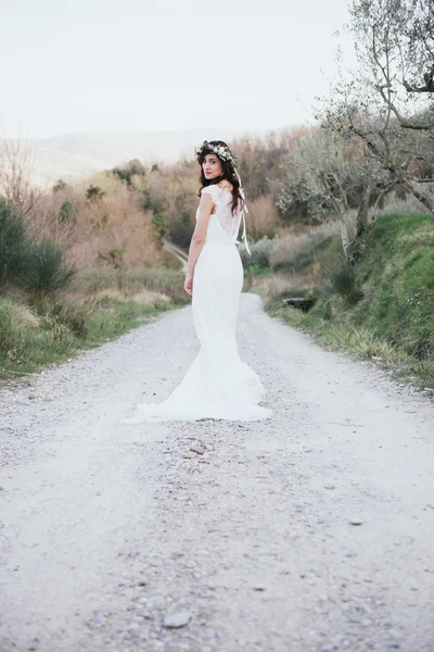 Portrait of bohemian bride in nature, with white dress and crown — Stock Photo, Image