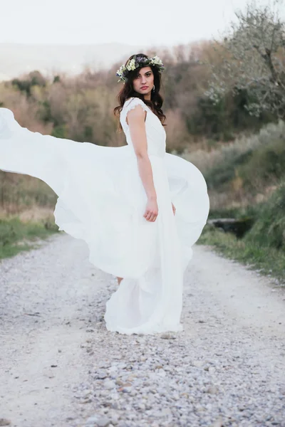 白いドレスとクラウンの自然で自由奔放な花嫁の肖像画 — ストック写真
