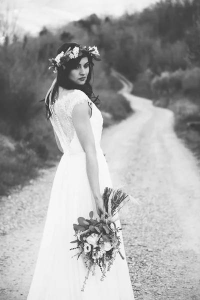 Black and white portrait of bohemian bride in nature, with bouqu — Stock Photo, Image