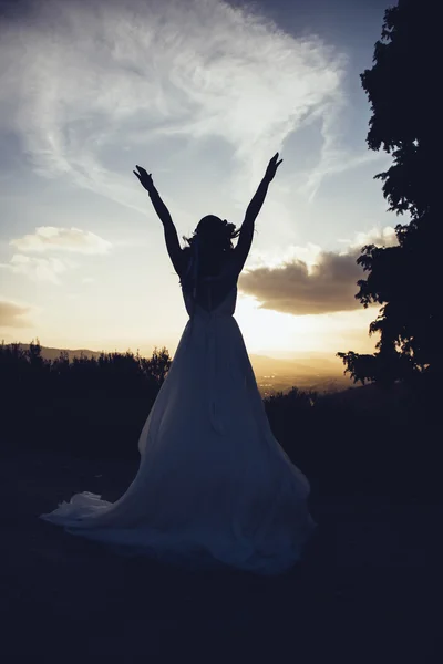 Mariée au coucher du soleil, dans la nature — Photo