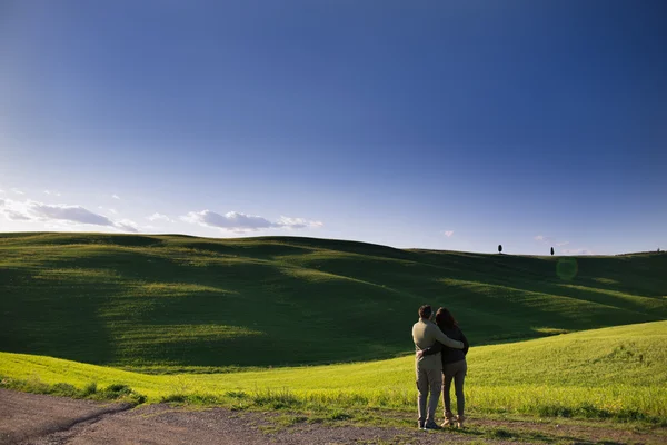 在托斯卡纳的山间，在日落时夫妇的肖像 — 图库照片
