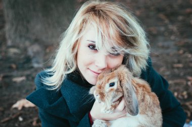 rubbit, açık olan kadın