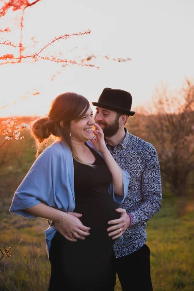 Giovane coppia frequentato bambino, all'aperto, primavera — Foto Stock