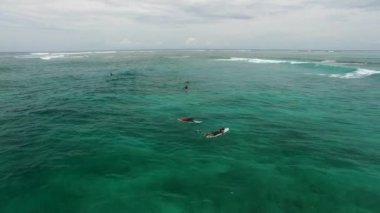 sörfçü Wave için bekliyor