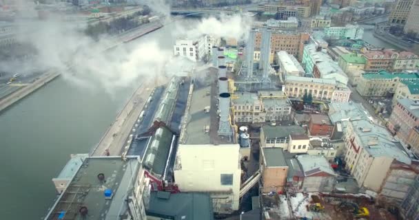 Humo de tuberías de fábrica — Vídeo de stock