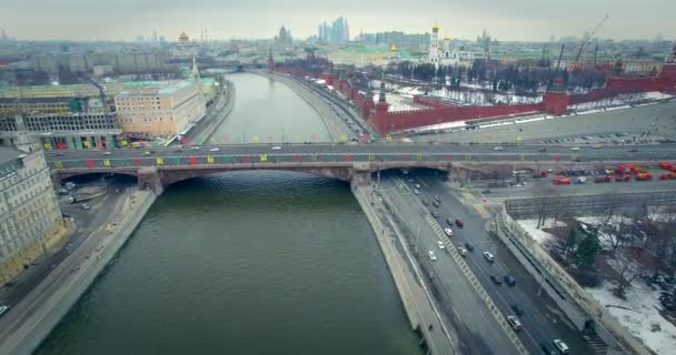 Moscow.the 짧은 크렘린, 모스크바 강 및 선박도 및 도시 교통의 공중 보기에 초점을 맞춘. — 비디오