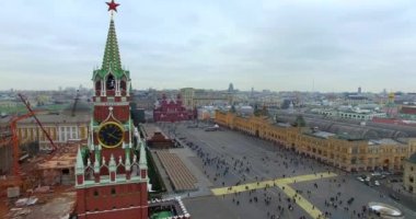 Kremlin ve Kızıl Meydan üzerinde Vasili mübarek katedral. Kış günü.