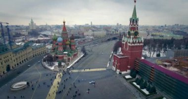 Red Square yakınındaki Tarihi Müzesi ve Kremlin karmaşık birçok kişi yürüyüş.