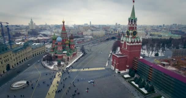 Mucha gente camina por la Plaza Roja cerca del Museo Histórico y el Complejo del Kremlin . — Vídeo de stock