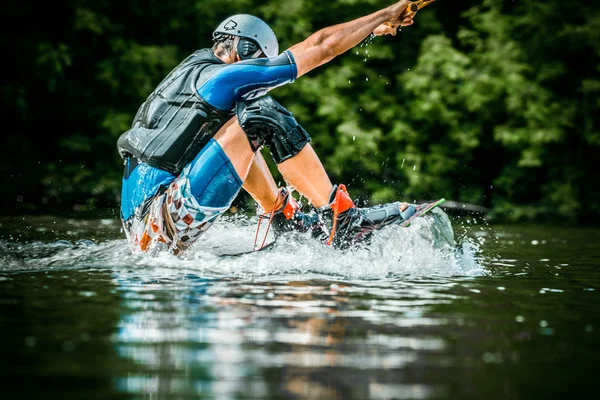 Wakeboarder günbatımı üzerinde hileler yapmak