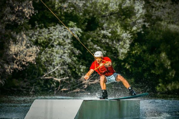 Wakeboarder günbatımı üzerinde hileler yapmak
