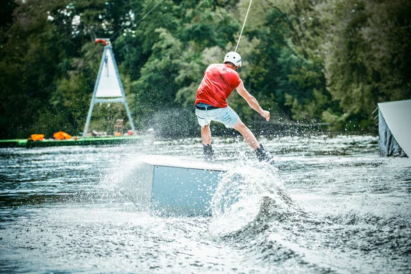 Wakeboarder günbatımı üzerinde hileler yapmak