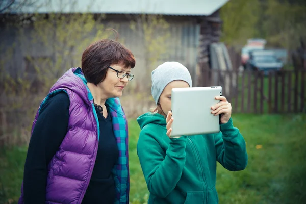 Genç torunu gösteren büyükanne nasıl kullanım dijital Tablet için