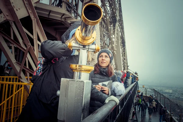 iki kız Paris gezi için teleskop kullanma