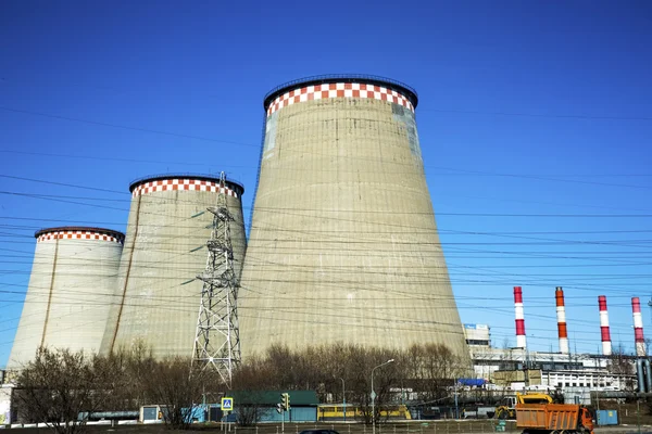 Kolengestookte elektriciteitscentrale met koeltorens vrijgeven stoom in atmosfeer Rechtenvrije Stockfoto's