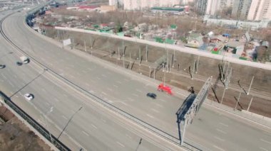 Commuters otomobillerde arial bir görünümünü onlar meşgul sokakta sürücü olarak