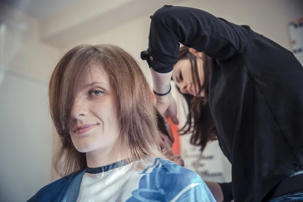 Coiffeur couper les cheveux des clients dans le salon de beauté . Images De Stock Libres De Droits
