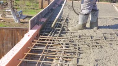 İşçi sıvı beton vibratör bir kalıp bağlantı parçaları ile tedavi