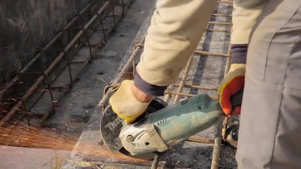 A man working with angle grinder — Stock Video