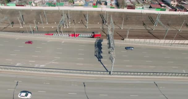Una visión arial de los viajeros en los coches mientras conducen por la calle concurrida — Vídeos de Stock