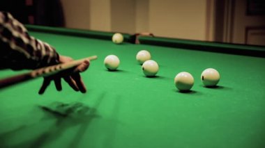 Bir bilardo topu tam üfle