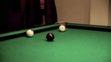 Bir bilardo topu tam üfle