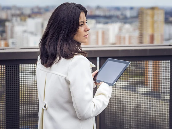 Real estate agent beautiful young woman presents a penthouse — Stock Photo, Image