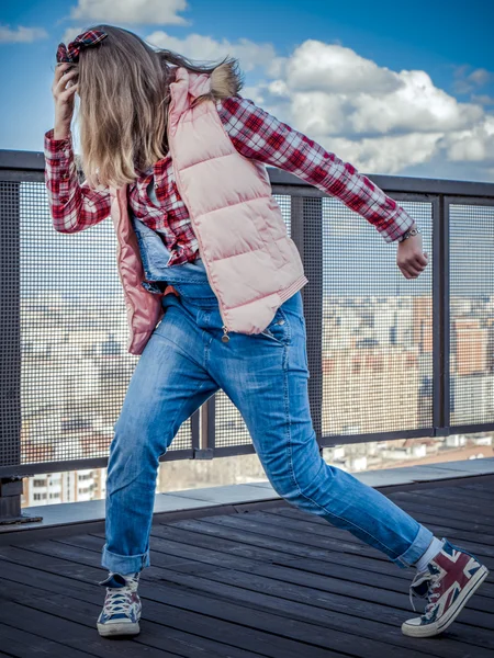 Een hip-hop danseres meisje poseren op de verlaten straten Stockfoto