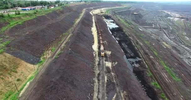 Tren de mercancías pasando por debajo — Vídeo de stock